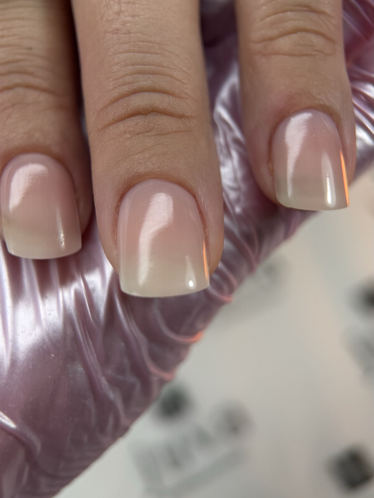 Werk van Julia: dunne vierkante nagels op harde gel